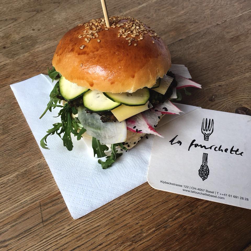 https://www.sarahweishaupt.ch/media/pages/home/erscheinungsbild-restaurant-la-fourchette/2f8feda4f7-1725022616/34537193_2093123364279962_757389818765246464_n.jpg