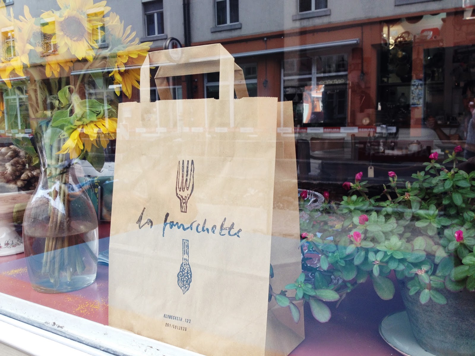 https://www.sarahweishaupt.ch/media/pages/home/erscheinungsbild-restaurant-la-fourchette/e147816e27-1624633499/foto.jpg